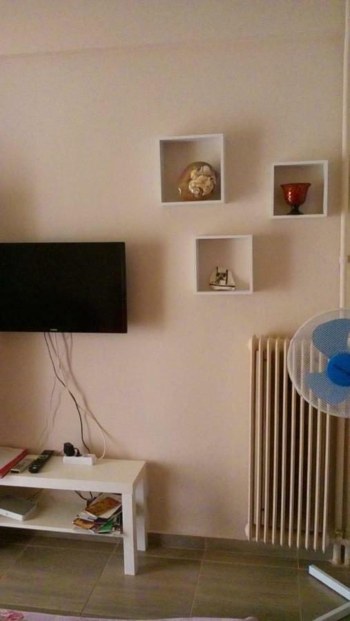 7 Stars Near Metro Apartment Атина Екстериор снимка