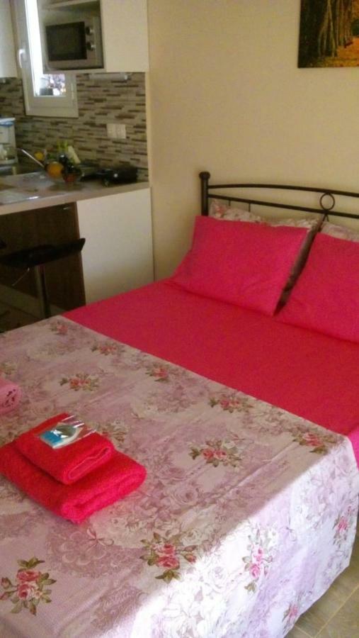7 Stars Near Metro Apartment Атина Екстериор снимка